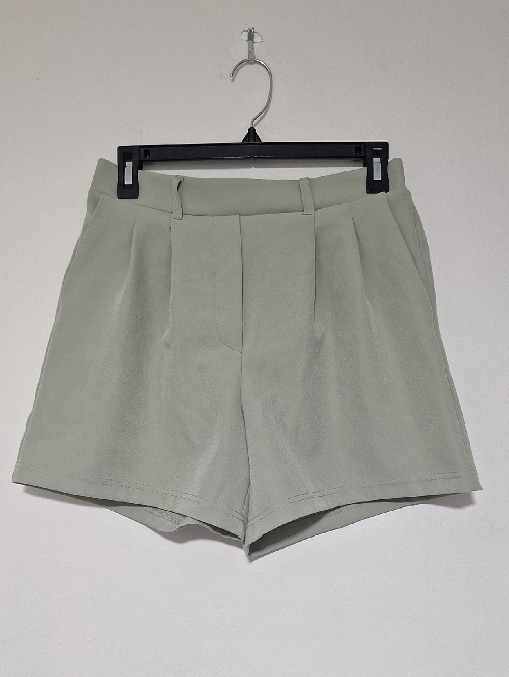 32 Cool High-Waist Pleated Shorts in Sage Green